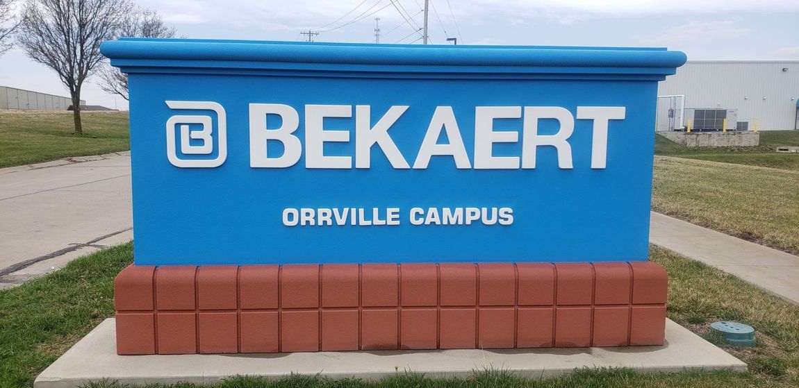 Multi-tenant building plaque